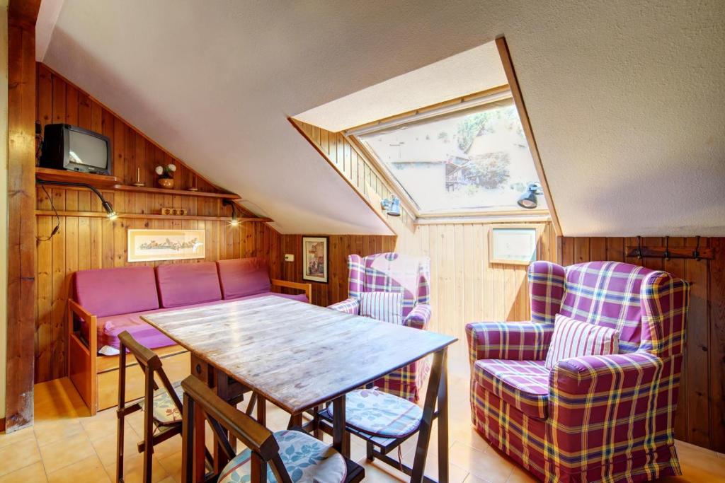 a dining room with a table and chairs at Snow paradise in Naut Aran