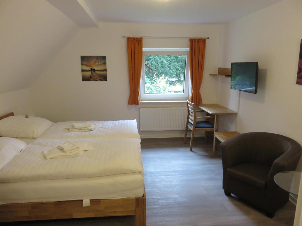 Postel nebo postele na pokoji v ubytování Bredeneeker Gasthaus
