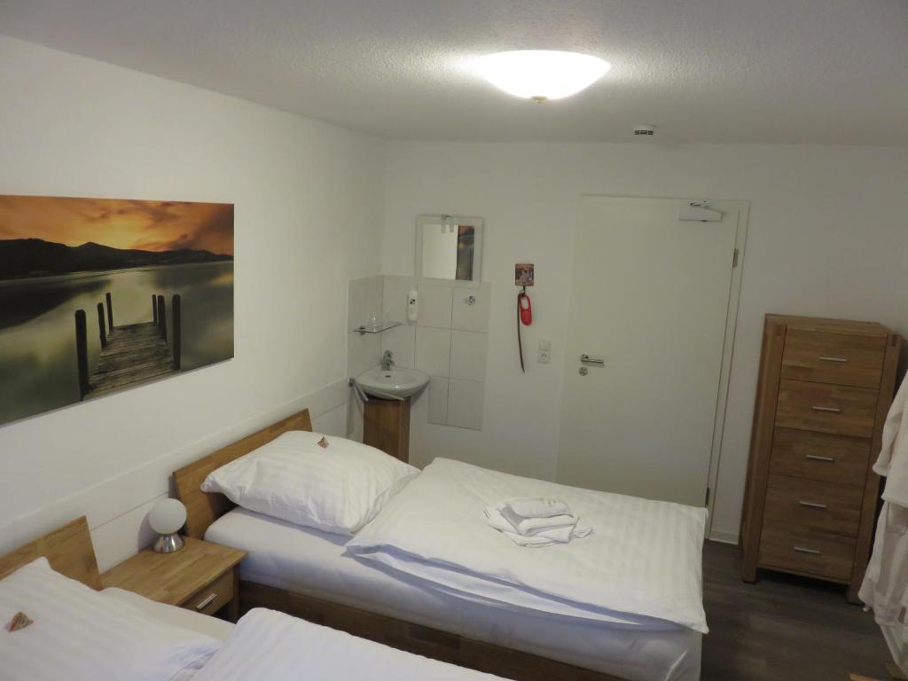 Postel nebo postele na pokoji v ubytování Bredeneeker Gasthaus