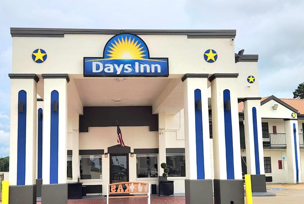 a building with a sign that reads days inn at Days Inn by Wyndham Orange in Orange