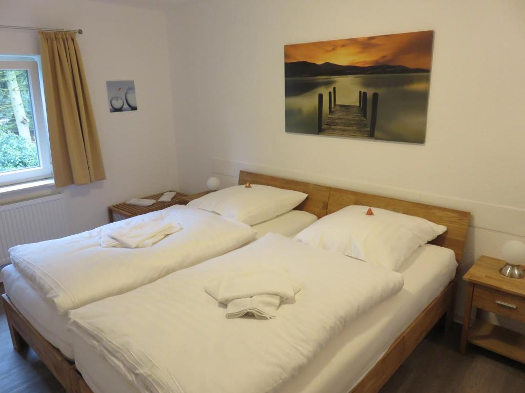 Postel nebo postele na pokoji v ubytování Bredeneeker Gasthaus