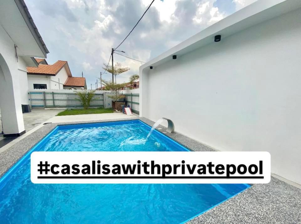 a swimming pool in the backyard of a house at Casa Lisa private pool at Silverlakes Batu Gajah #guestmuslim in Batu Gajah