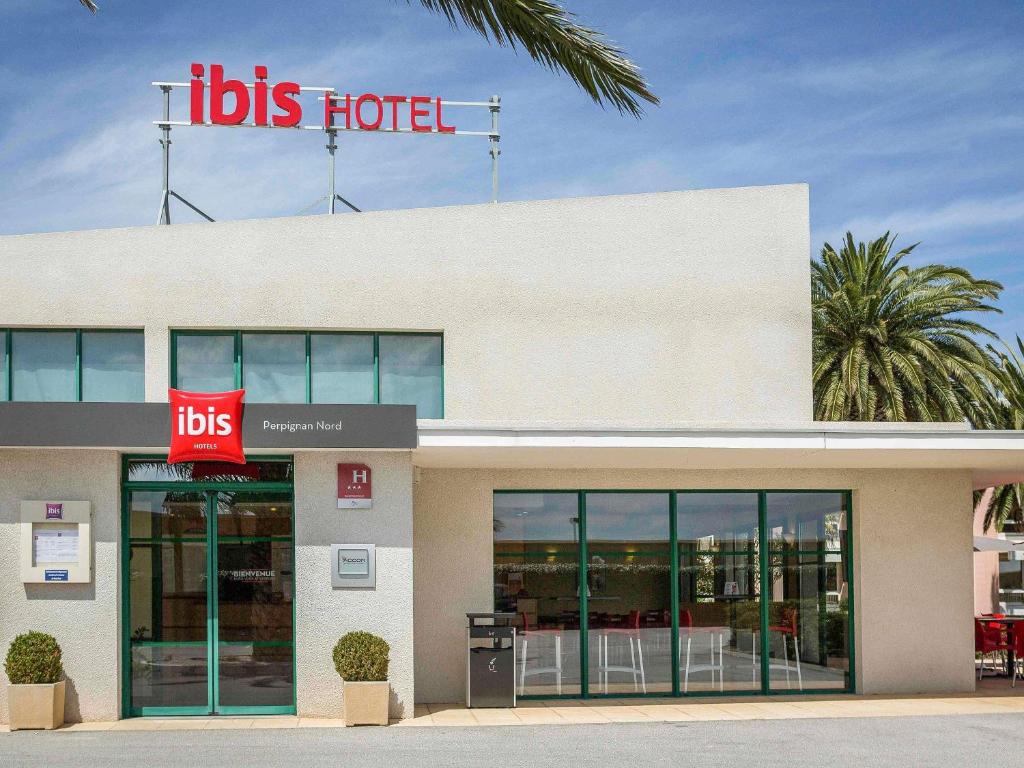 a tbs hotel with a sign on top of it at ibis Perpignan Nord Rivesaltes in Rivesaltes