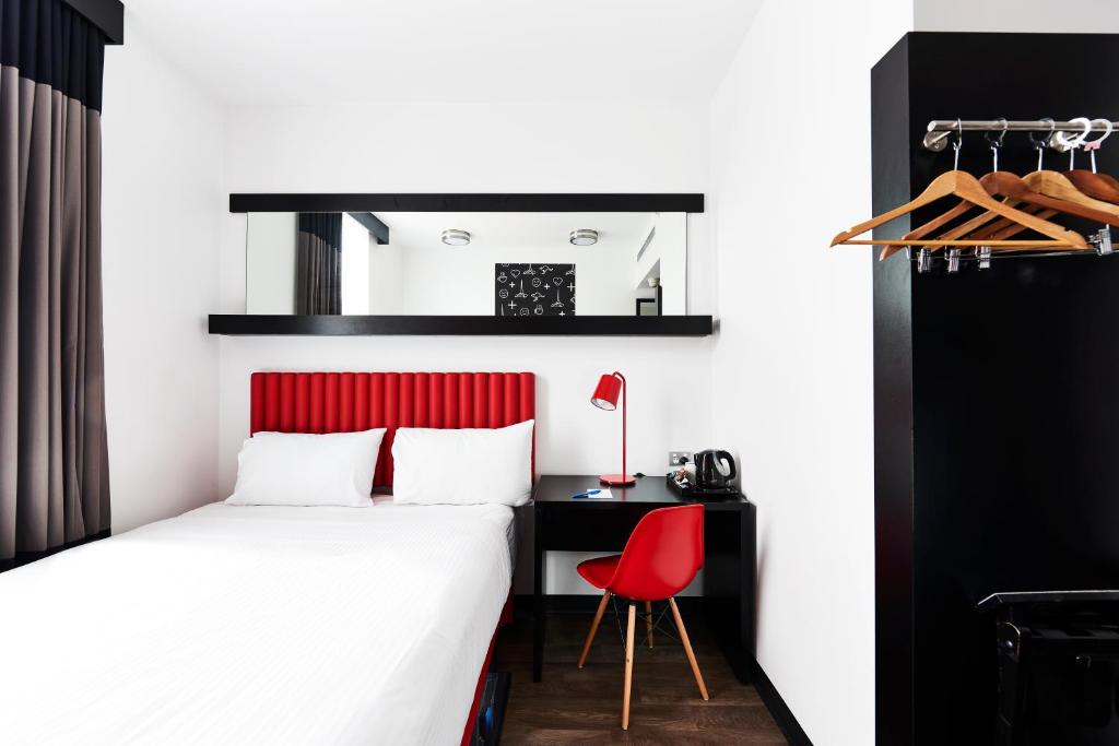 Postel nebo postele na pokoji v ubytování Essence Hotel Carlton