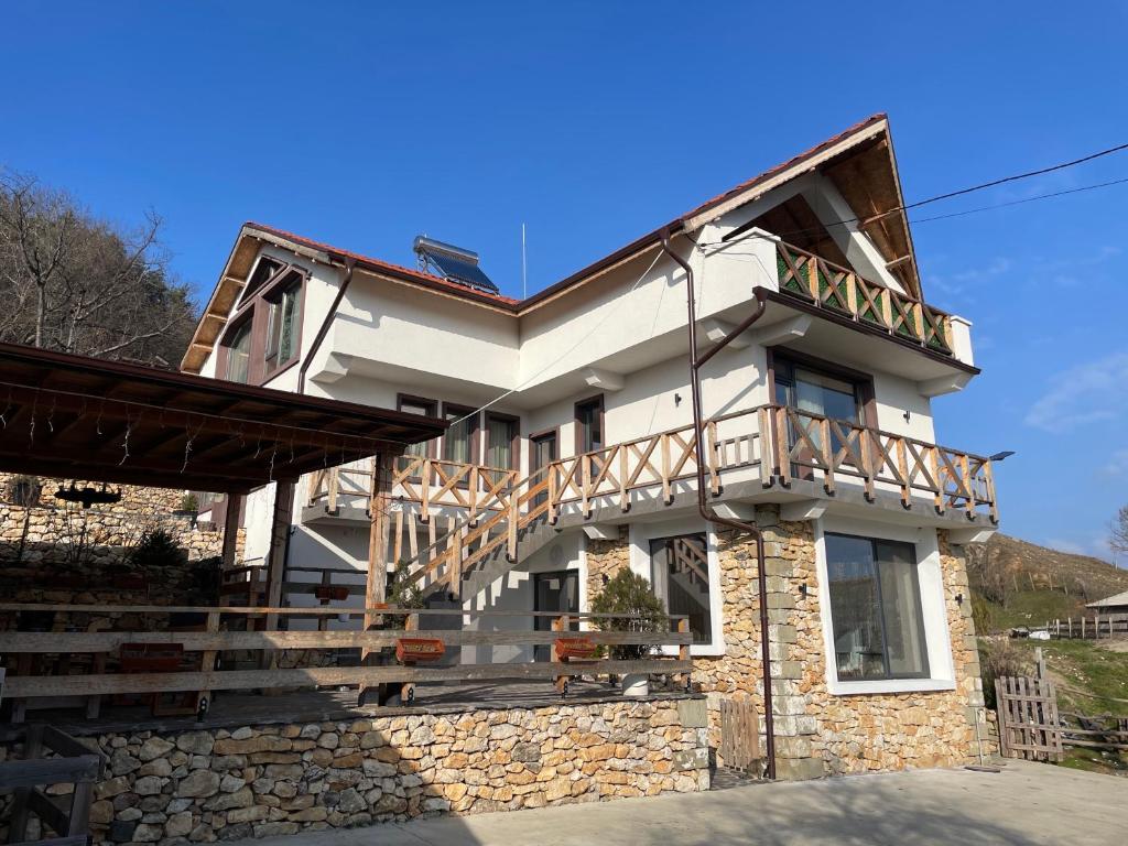 ein Haus mit einem Balkon auf dem Dach in der Unterkunft Вила Дружинци in Druzhintsi