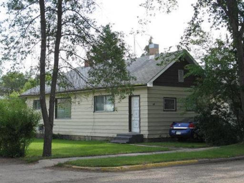 una casa con un coche aparcado delante de ella en Cozy Cottage en Canora