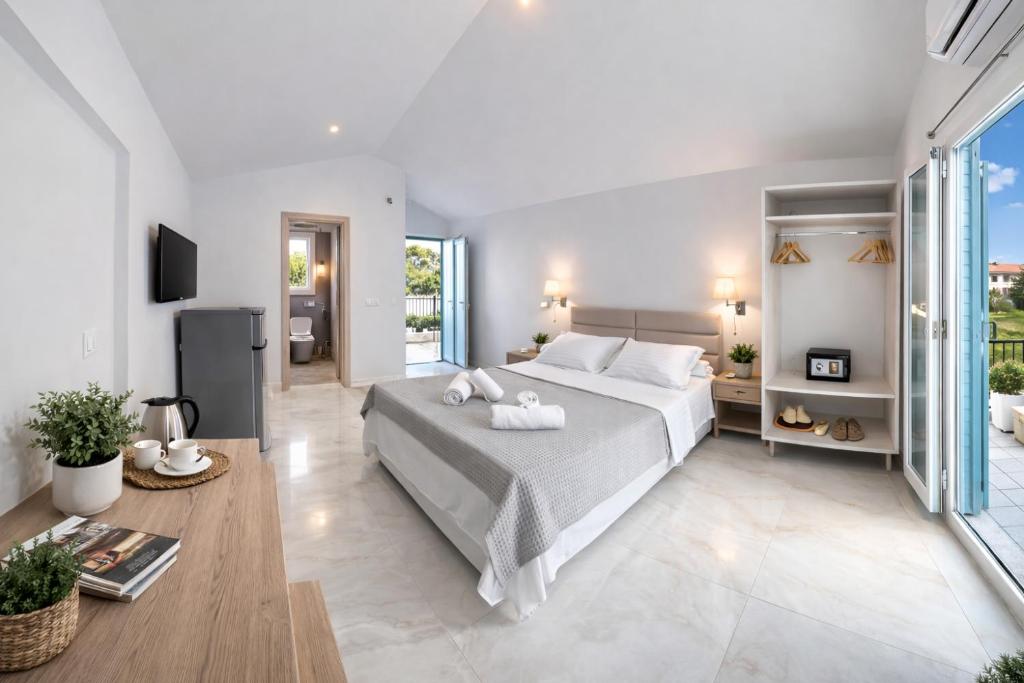 ein Schlafzimmer mit einem großen Bett und ein Wohnzimmer in der Unterkunft Theta Project in Stavros