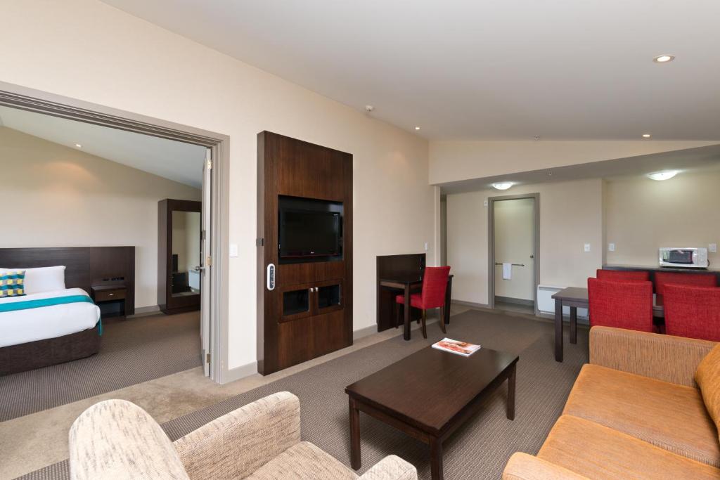 TV a/nebo společenská místnost v ubytování Copthorne Hotel & Resort Lakefront Queenstown