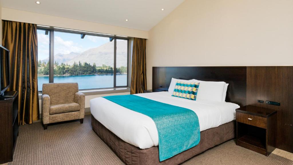 Postel nebo postele na pokoji v ubytování Copthorne Hotel & Resort Lakefront Queenstown