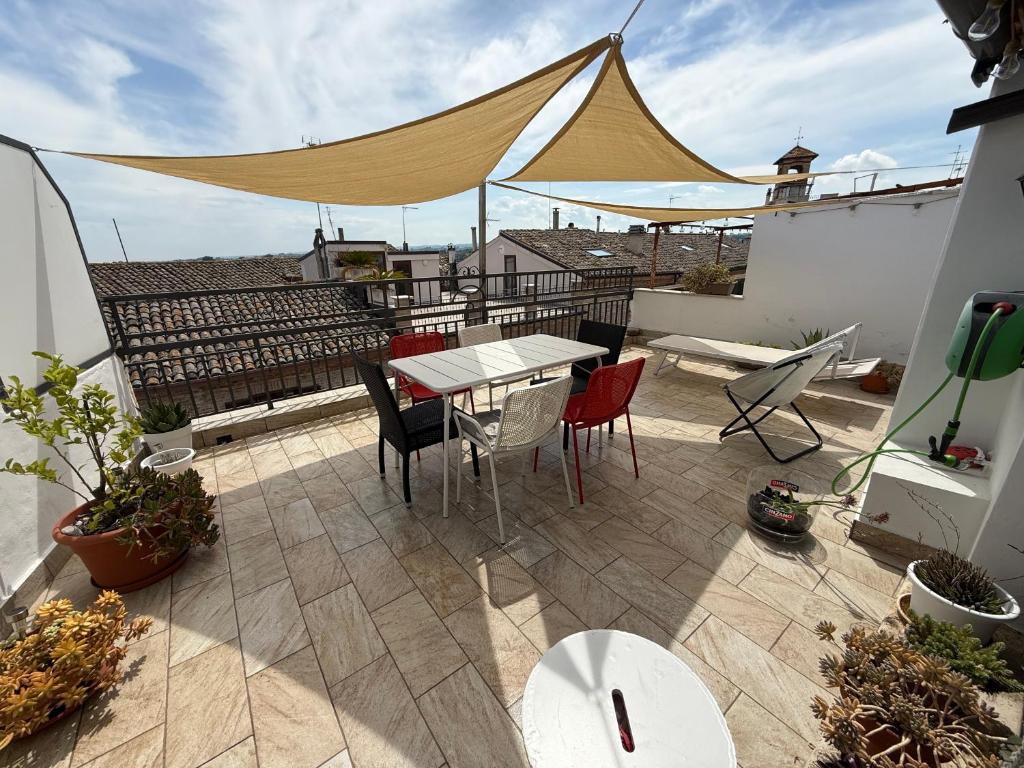 a patio with a table and chairs on a roof at Villa Colonia in Campofilone