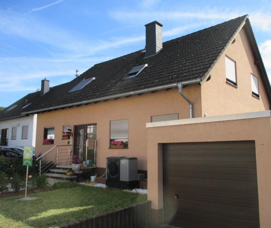 a house with a garage door in front of it at Corinnas Ferienwohnung in Büdingen
