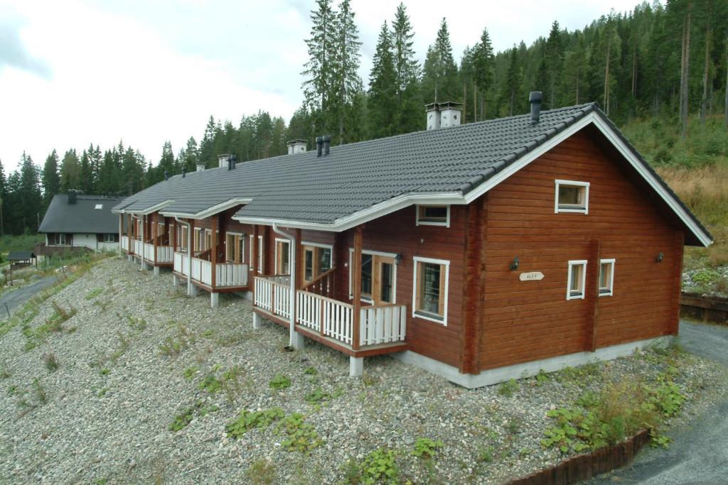 a row of cottages on the side of a road at Rivitahko 5 in Tahkovuori
