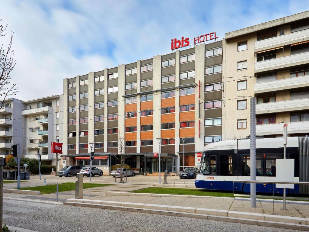 Ein Bus ist vor einem Gebäude geparkt. in der Unterkunft ibis Annemasse-Genève in Ambilly