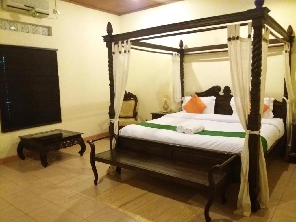 Postel nebo postele na pokoji v ubytování Alam Jogja Resort Mitra RedDoorz