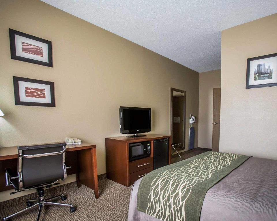 Comfort Inn Morris I-80 - Queen Room - Disability Access/Non-Smoking