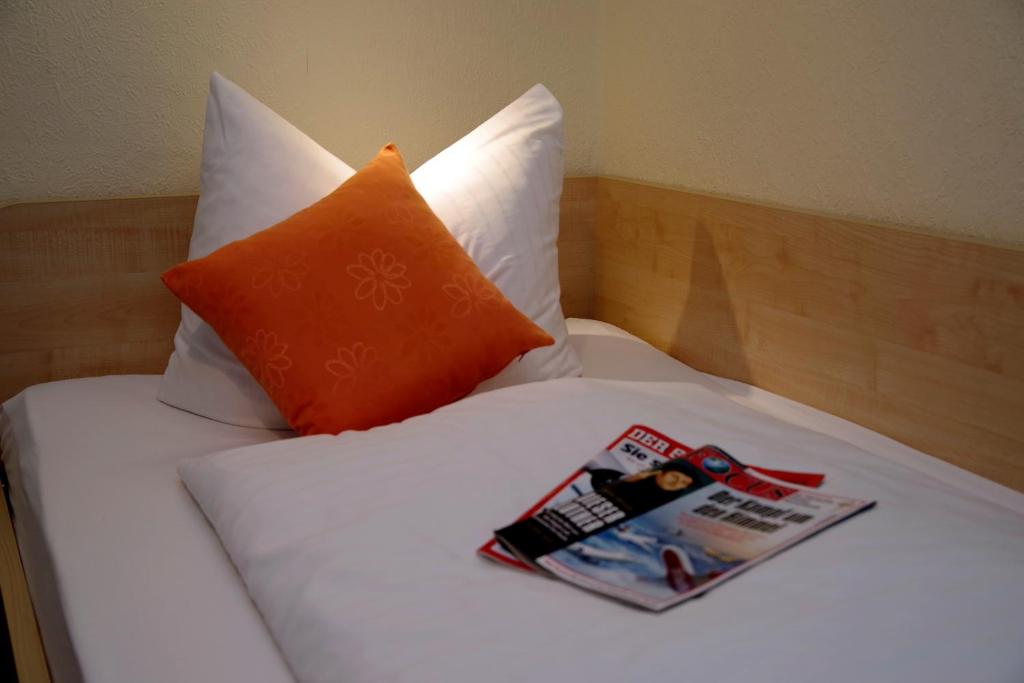 Postel nebo postele na pokoji v ubytování Hotel-Pension Am Böhmepark