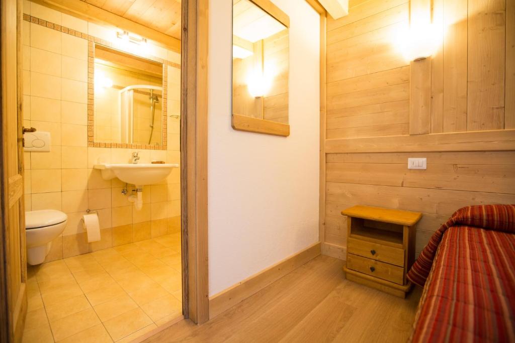 A bathroom at Hotel Restaurant La Barme