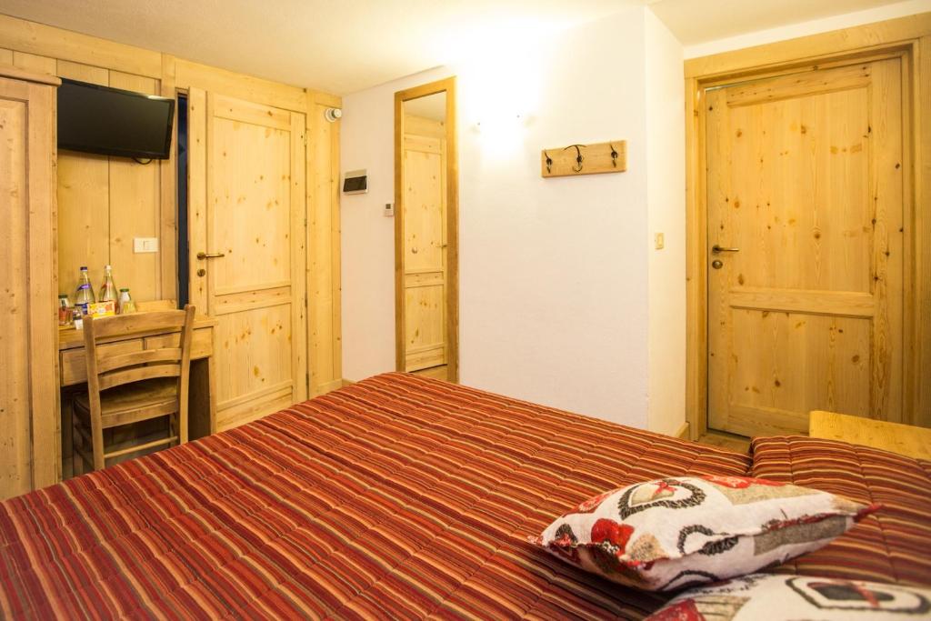 A bed or beds in a room at Hotel Restaurant La Barme