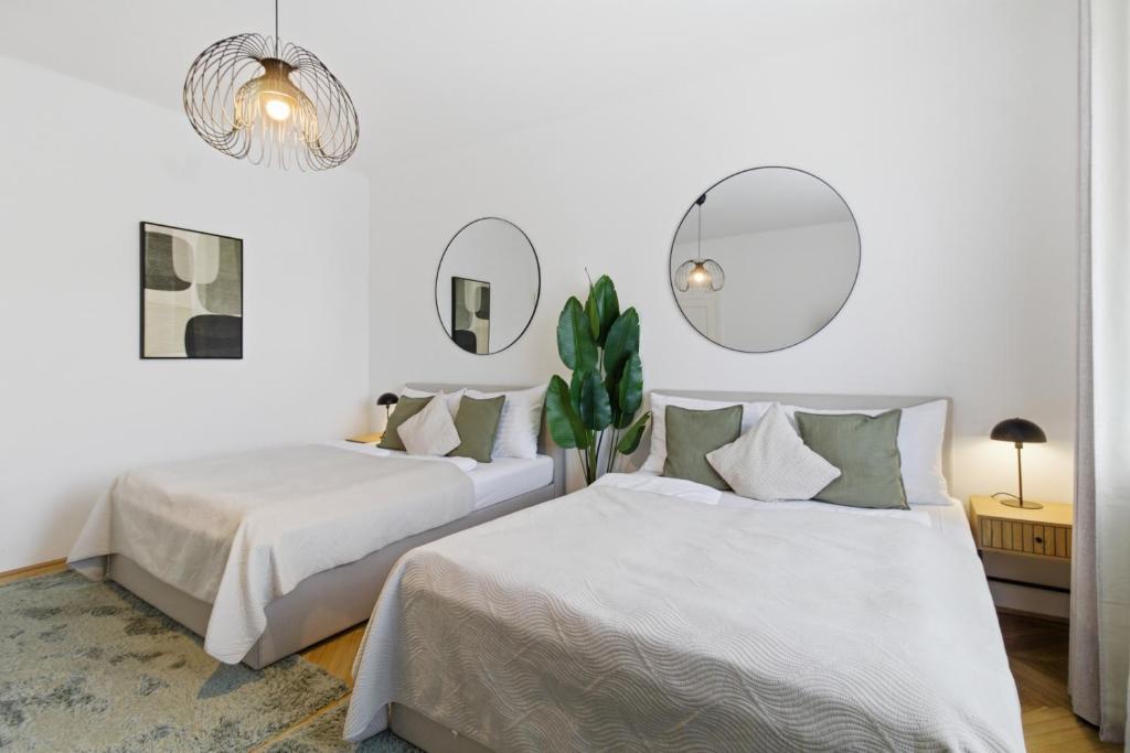 Bright - 3BR - Fast Wifi - At Bus and Tram Station