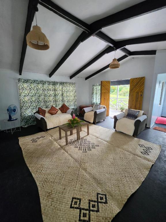 ein Wohnzimmer mit Sofa und Tisch in der Unterkunft Pula Re Accomodation in Savusavu