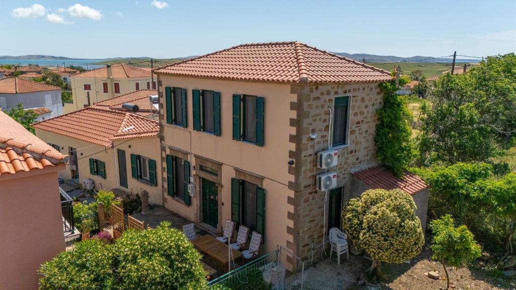 Luftaufnahme eines Hauses mit grünen Fensterläden in der Unterkunft Porto Juno in Portianón