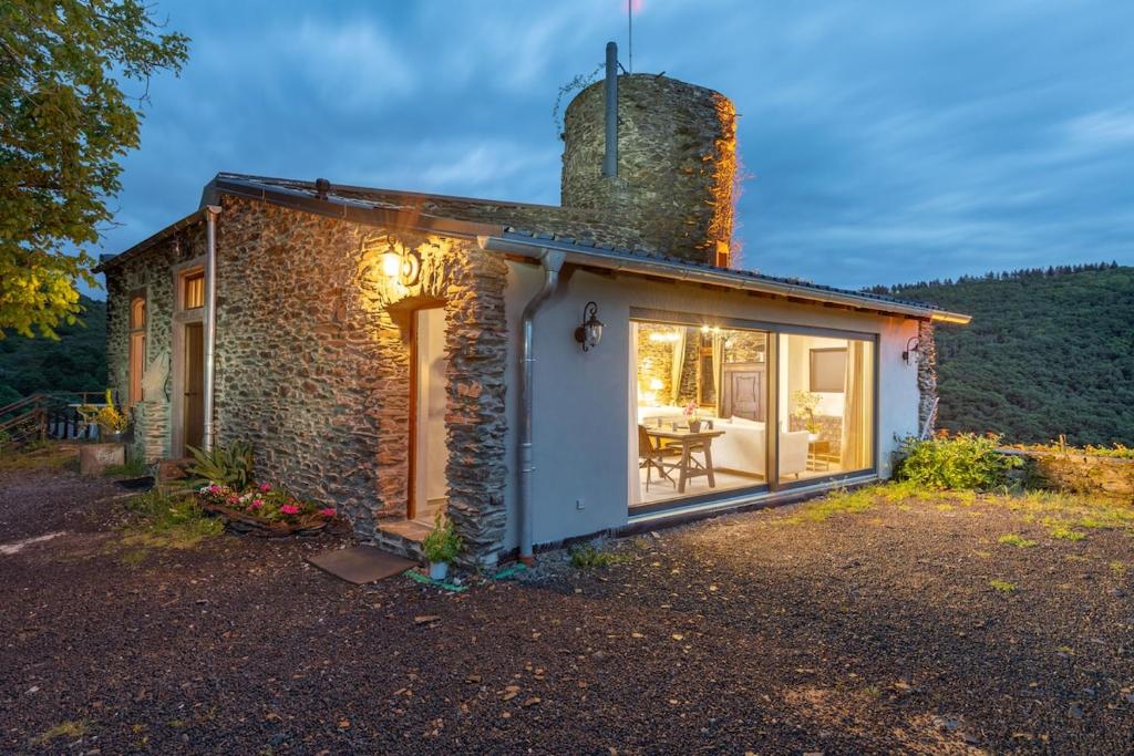a small brick house with a window and a table at Mosel Panorama Studio auf Burg Coraidelstein in Klotten
