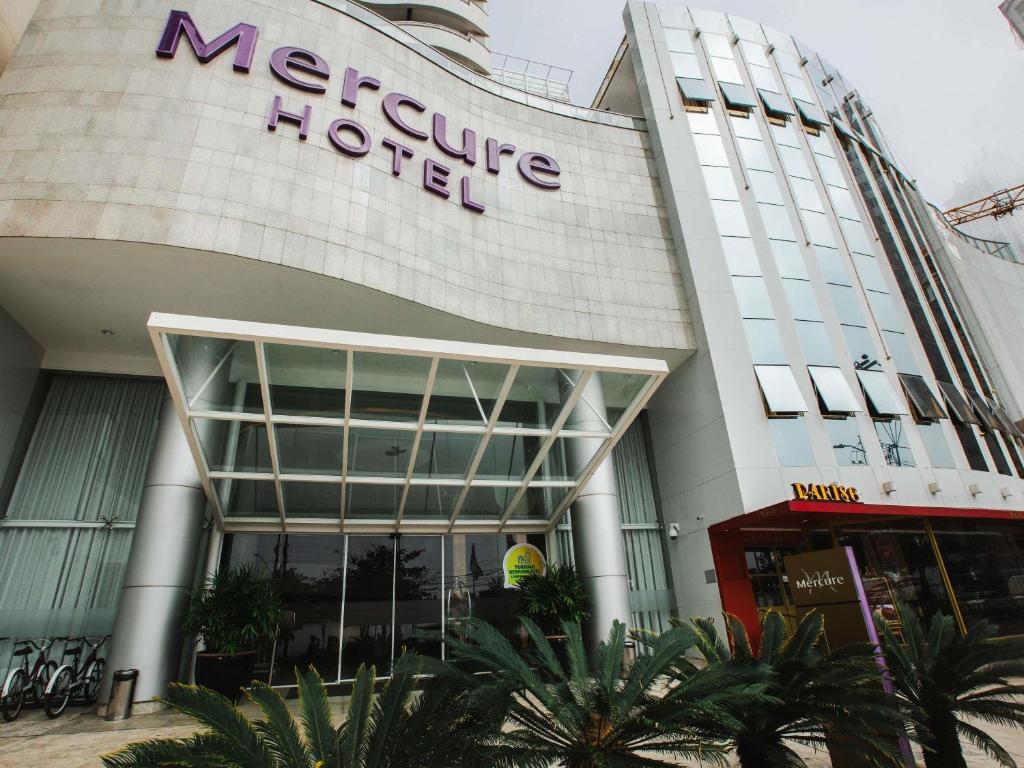 a large building with a sign on the side of it at Mercure Camboriu in Balneário Camboriú