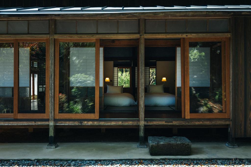 ein Gebäude mit Glasfenstern in der Unterkunft Hotel Raccan in Shibushi