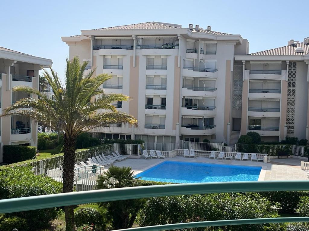 Residence Cesaree - T2 renove avec vue piscine, terrasse, clim, 4p