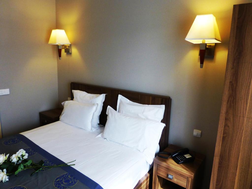 Postel nebo postele na pokoji v ubytování Hotel Capitole