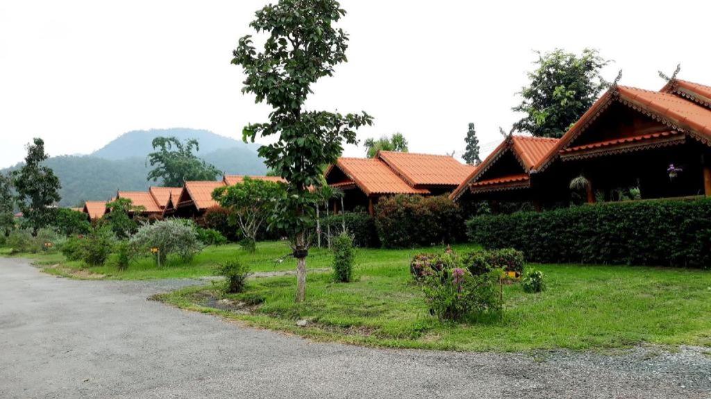 a group of houses with a road in front of them at Baanraimaetha Resort in Bān Phea