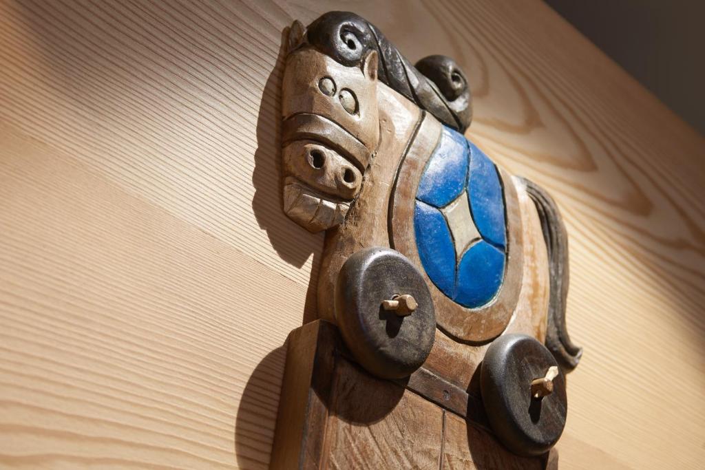 a wooden object with a horse head on a wall at Aux Pieds du Roi - Suite & Spa in Breuil-Cervinia