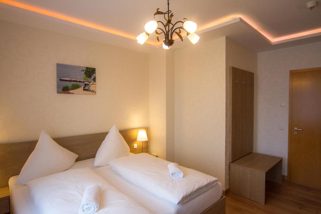 Postel nebo postele na pokoji v ubytování Bernstein Acamed Resort