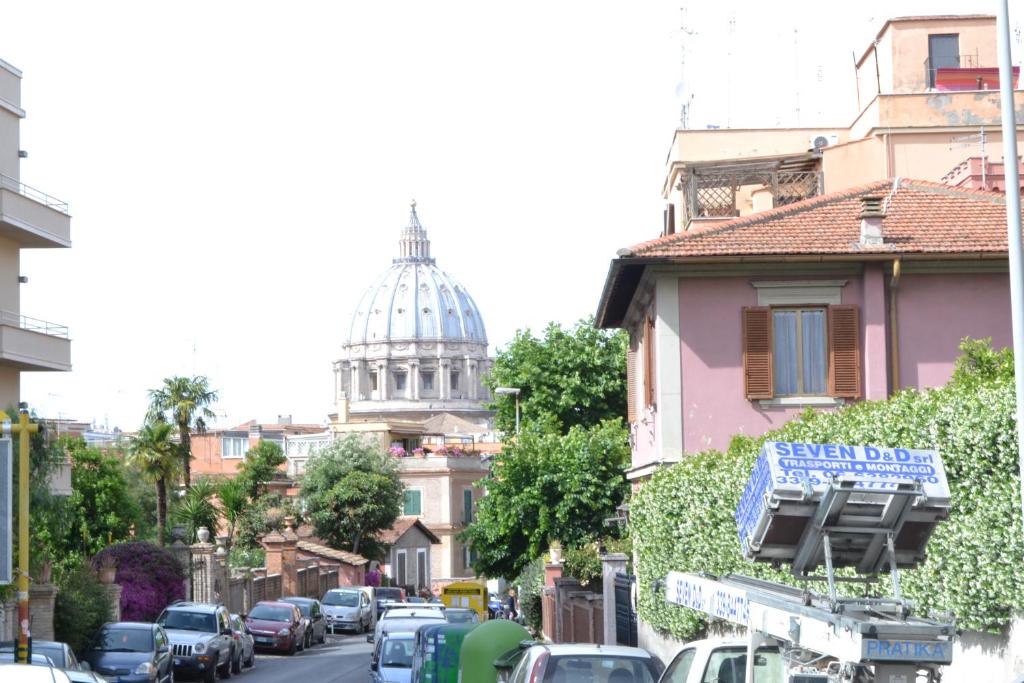 ローマにあるM&C San Pietro basement houseの大聖堂を背景にした賑やかな街道