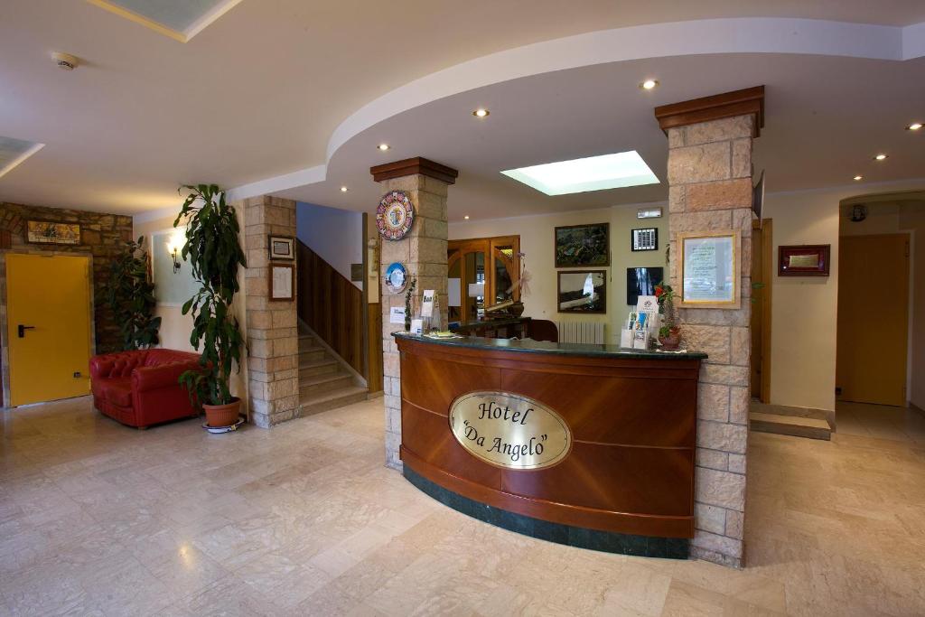 hol z recepcją w hotelu w obiekcie Hotel Da Angelo w Asyżu