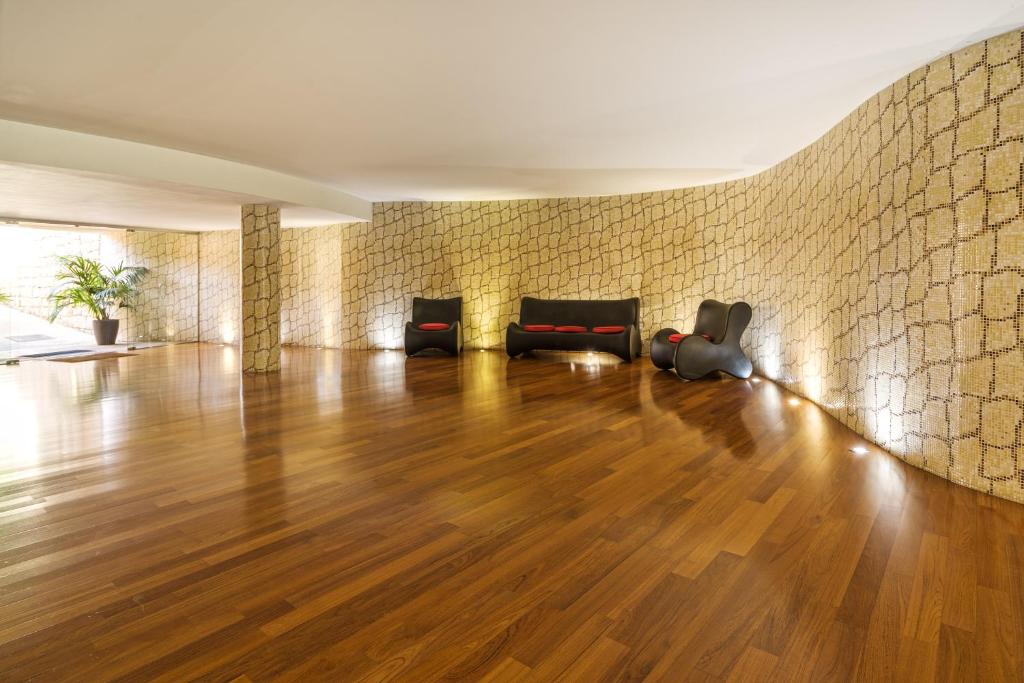 A seating area at Mimosas Suites Banús