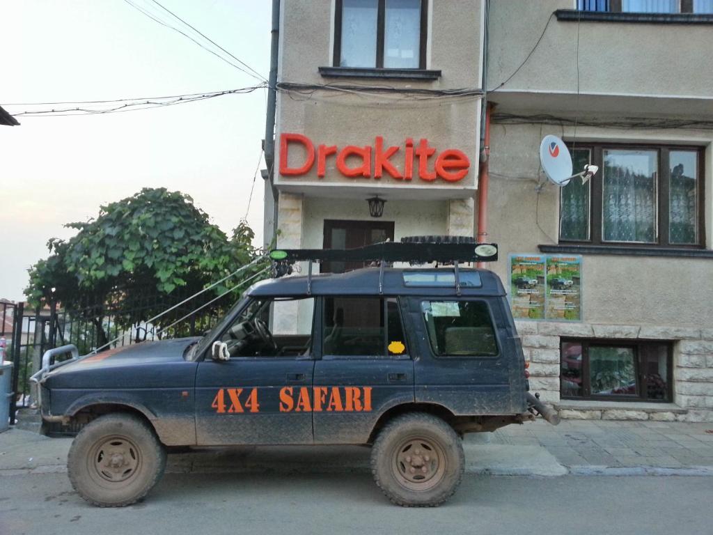 una jeep blu parcheggiata di fronte all'azona saar di Guest House Drakite a Belogradchik