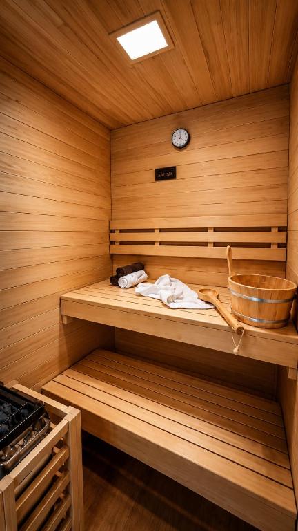 a room with a sauna with a clock on the wall at Casa DiMont Sauna & Relax in Salino