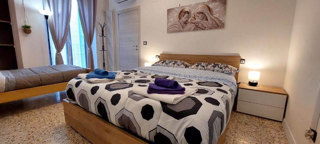 a bedroom with a black and white bed with hats on it at Molfetta Central Station Studio in Molfetta