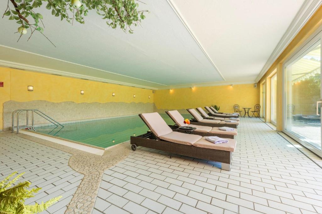Bazén v ubytování Parkhotel Tannenhof nebo v jeho okolí
