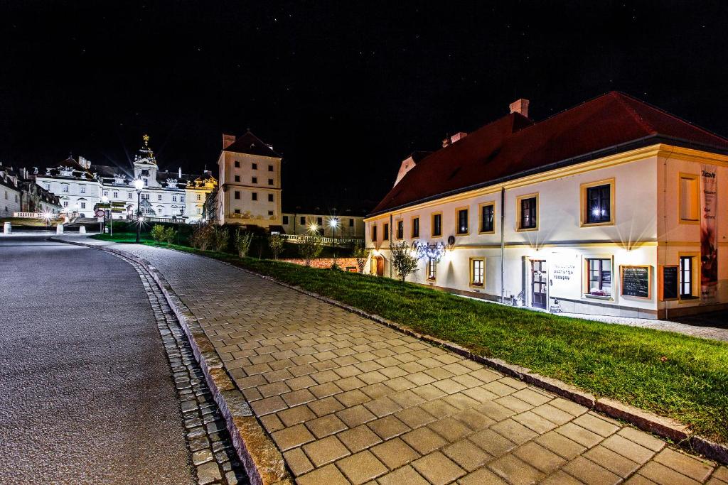 una calle de ciudad vacía por la noche con edificios en Hotel Salety en Valtice