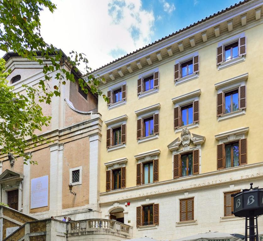 un gran edificio amarillo con muchas ventanas en Casa I Cappuccini, en Roma
