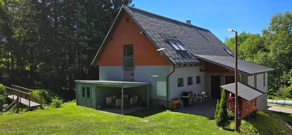 a house with a green and orange roof at Apartmány Tamnakonci in Deštné v Orlických horách