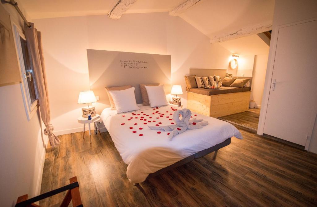 Ein Bett oder Betten in einem Zimmer der Unterkunft La Maison Gustave