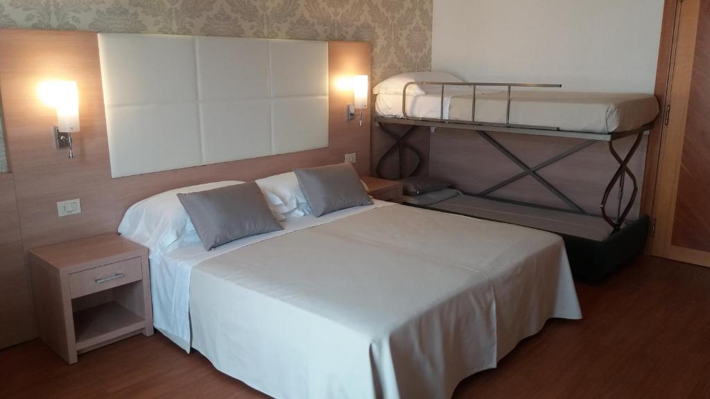 Postel nebo postele na pokoji v ubytování Michelangelo Cesenatico