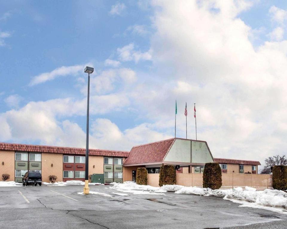 a building with two flags on top of it at Quality Inn & Suites Okanogan - Omak in Okanogan