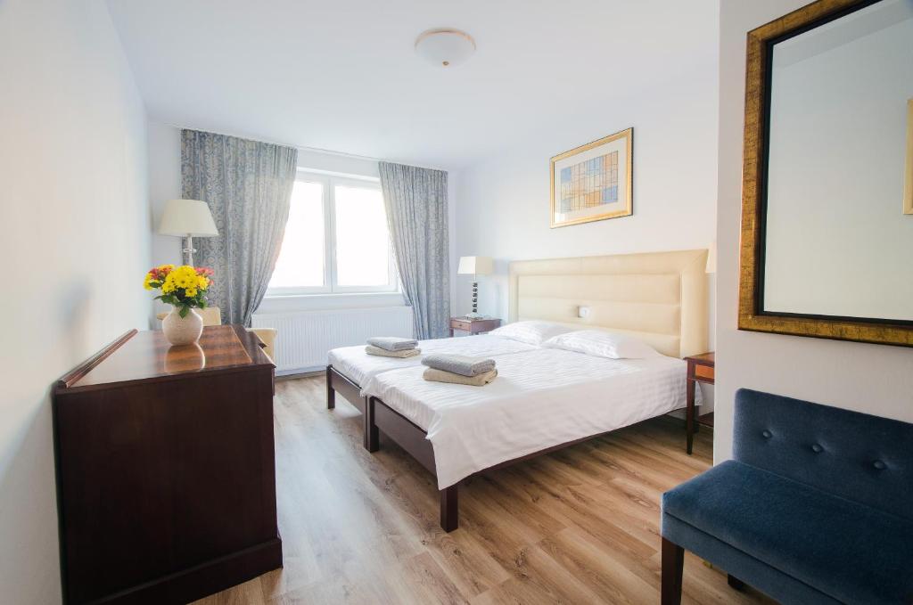 - une chambre avec un lit, une table et un miroir dans l'établissement Hotel EKA, à Sebeş