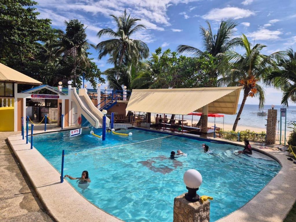 Gallery image of Artistic Beach Resort in Maricalom