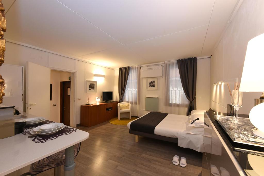 Habitación de hotel con cama y escritorio en Sweet Apartment, en Venecia