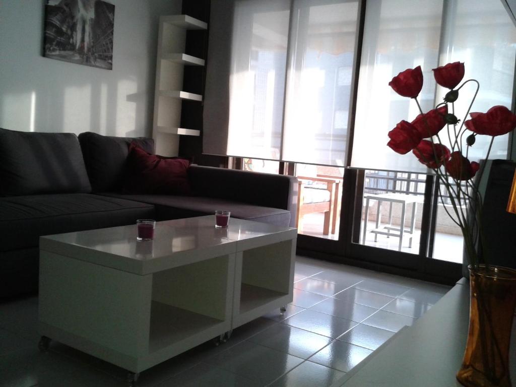 ベニカシムにあるAcogedor Apartamento en Benicasimのリビングルーム(ソファ、コーヒーテーブル付)